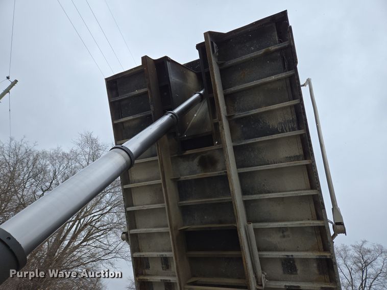 image for item EC4006 2015 Peterbilt 567 dump truck