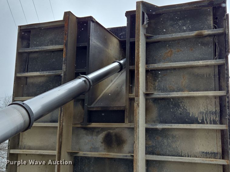 image for item EC4006 2015 Peterbilt 567 dump truck