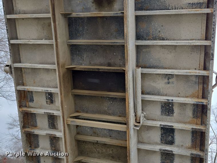 image for item EC4006 2015 Peterbilt 567 dump truck