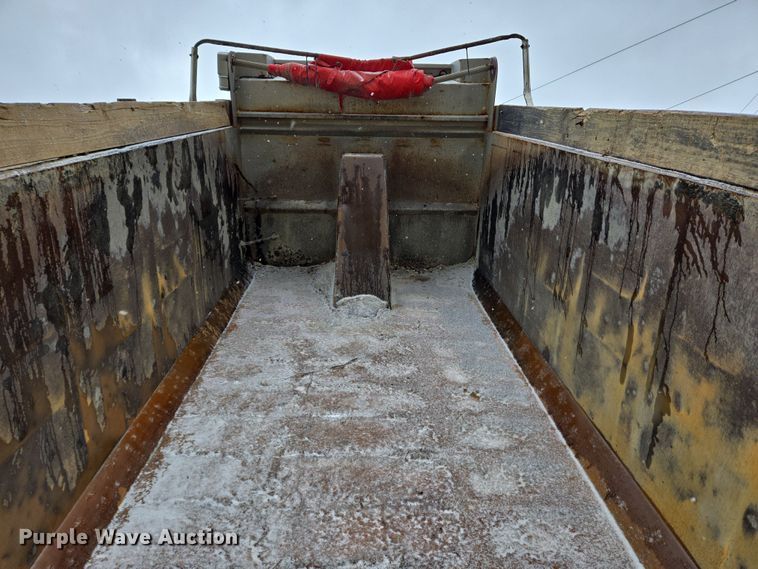 image for item EC4006 2015 Peterbilt 567 dump truck