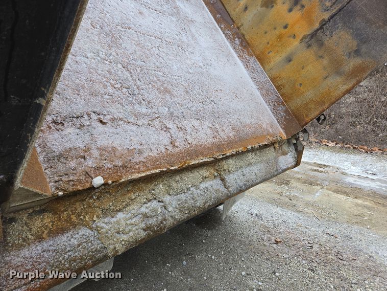 image for item EC4006 2015 Peterbilt 567 dump truck