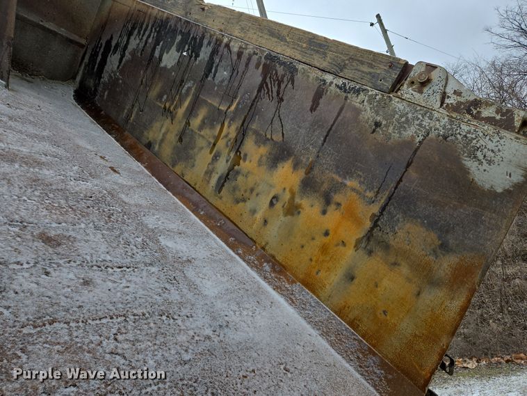 image for item EC4006 2015 Peterbilt 567 dump truck