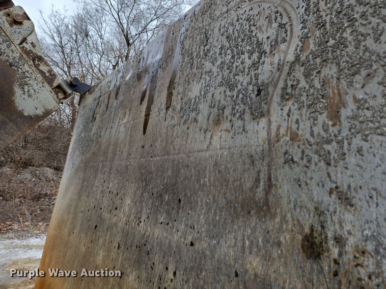 image for item EC4006 2015 Peterbilt 567 dump truck