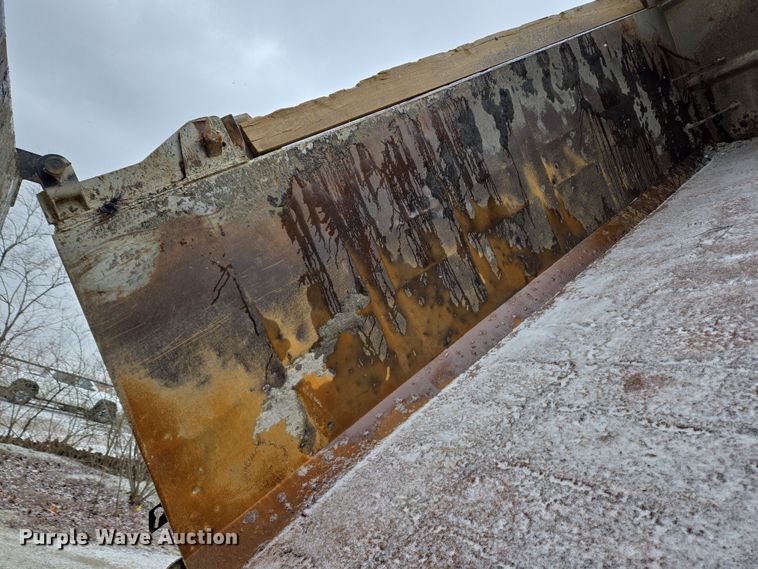 image for item EC4006 2015 Peterbilt 567 dump truck