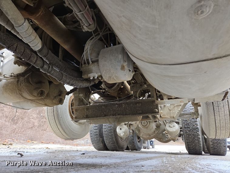 image for item EC4006 2015 Peterbilt 567 dump truck