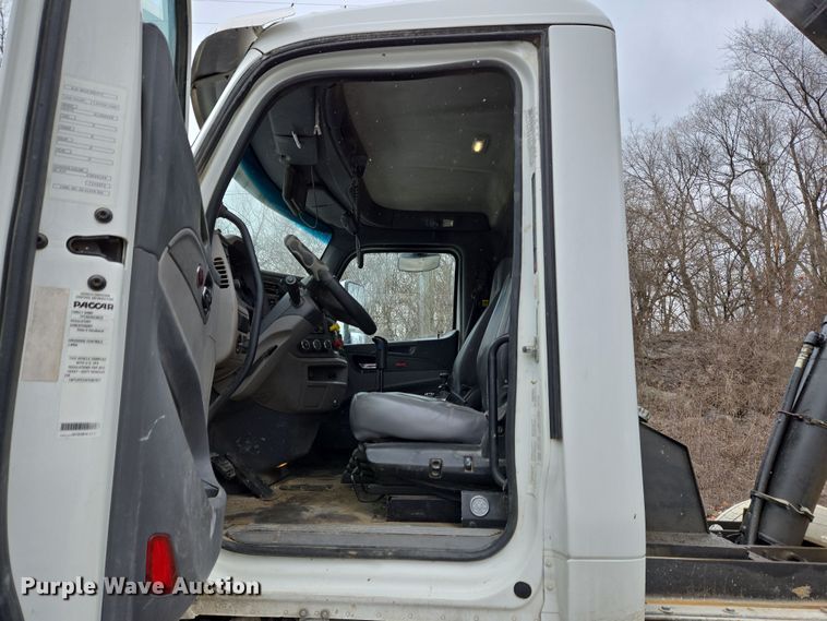 image for item EC4006 2015 Peterbilt 567 dump truck