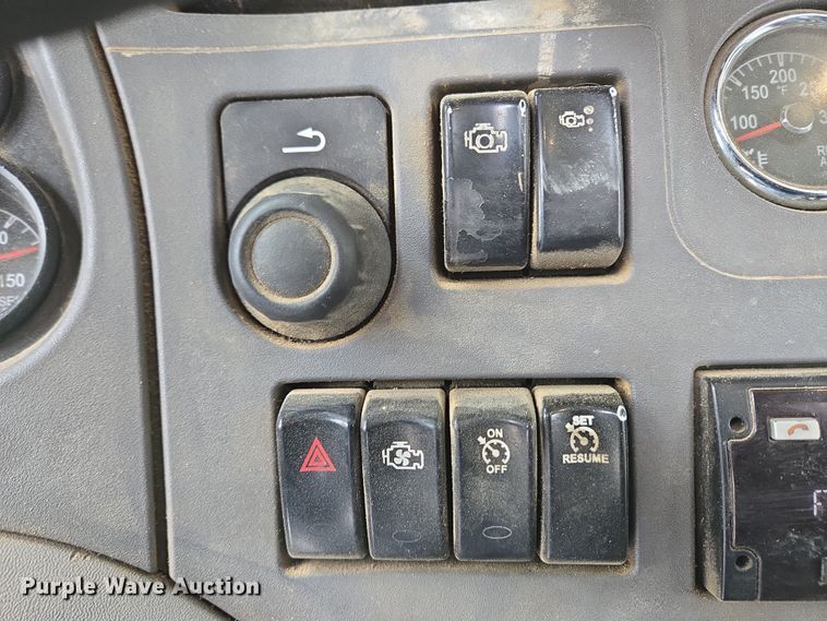 image for item EC4006 2015 Peterbilt 567 dump truck