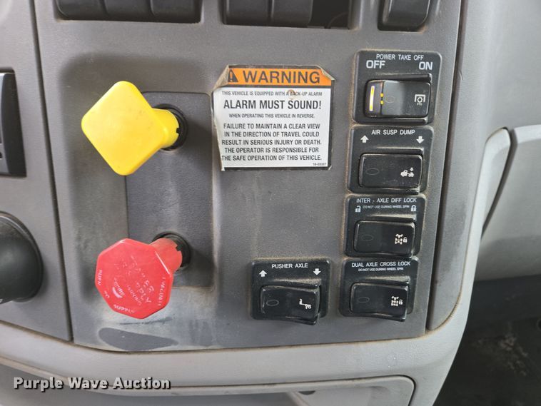 image for item EC4006 2015 Peterbilt 567 dump truck