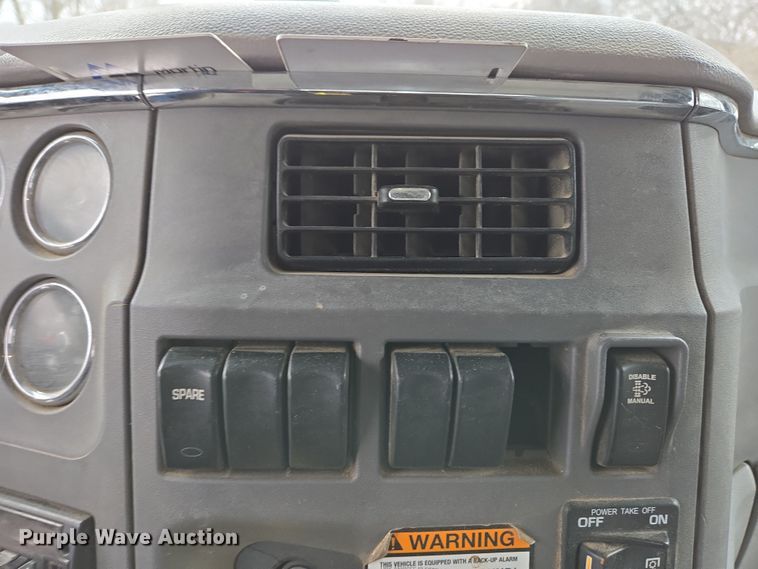 image for item EC4006 2015 Peterbilt 567 dump truck