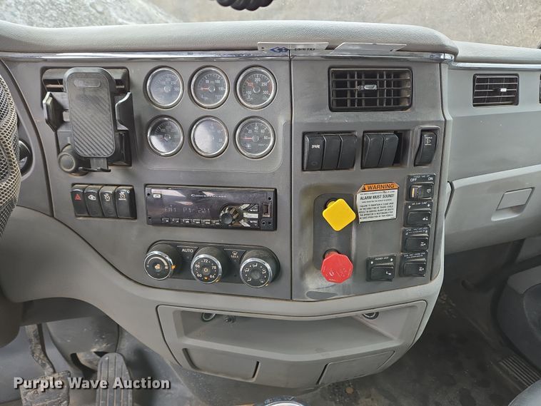 image for item EC4006 2015 Peterbilt 567 dump truck