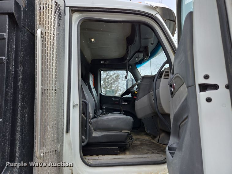 image for item EC4006 2015 Peterbilt 567 dump truck