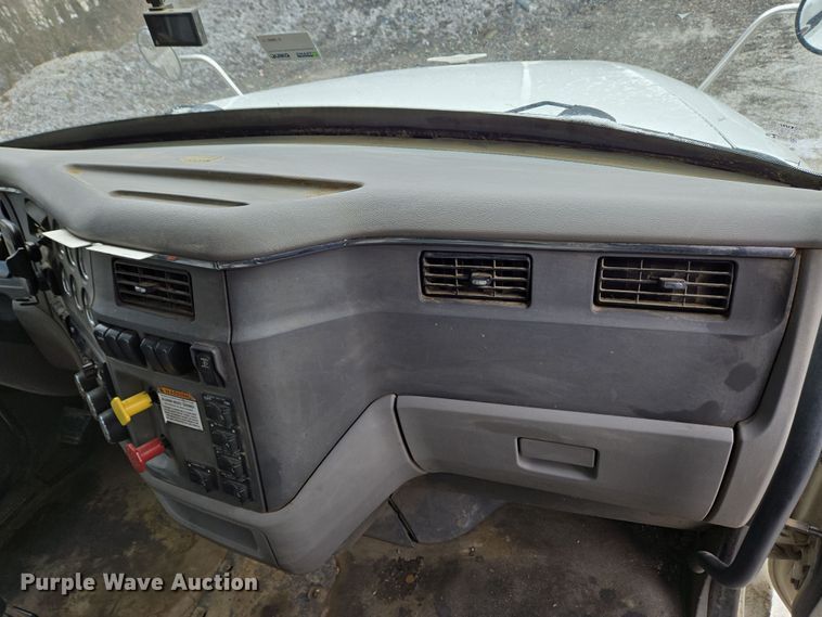 image for item EC4006 2015 Peterbilt 567 dump truck