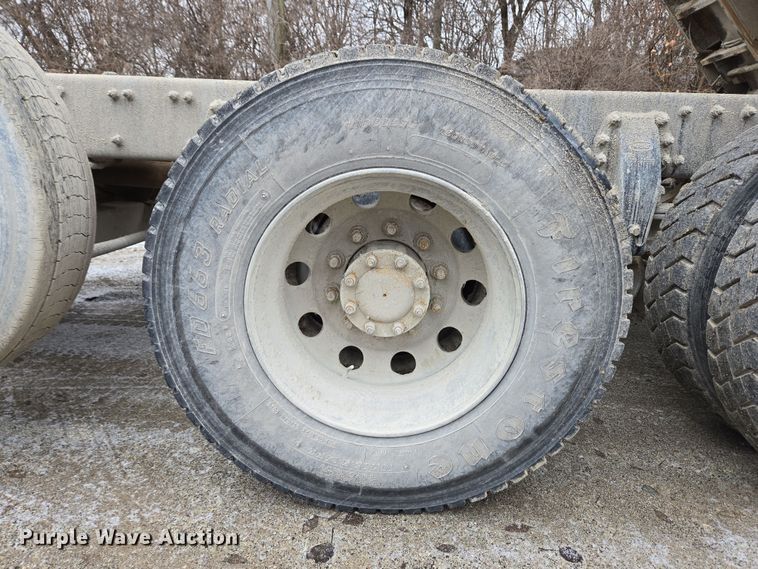 image for item EC4006 2015 Peterbilt 567 dump truck