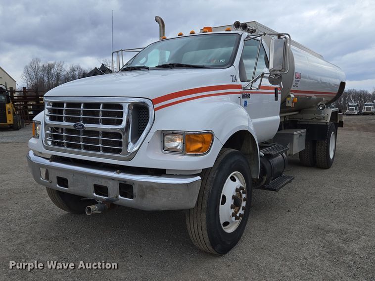 image for item EC4018 2003 Ford F750 Super Duty XLT water truck