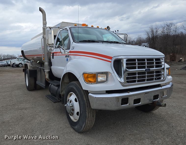 image for item EC4018 2003 Ford F750 Super Duty XLT water truck