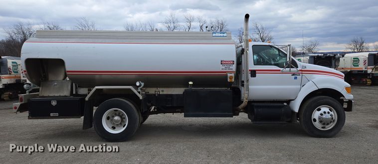 image for item EC4018 2003 Ford F750 Super Duty XLT water truck