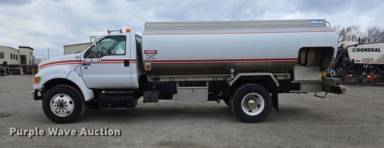 image for item EC4018 2003 Ford F750 Super Duty XLT water truck
