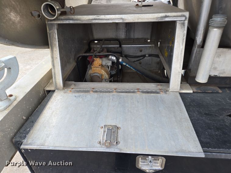 image for item EC4018 2003 Ford F750 Super Duty XLT water truck