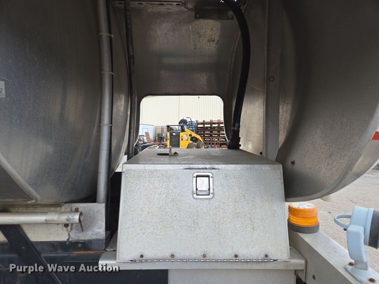 image for item EC4018 2003 Ford F750 Super Duty XLT water truck