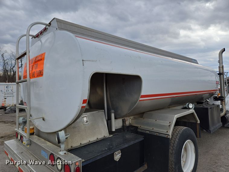 image for item EC4018 2003 Ford F750 Super Duty XLT water truck