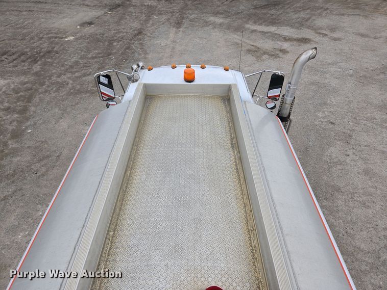 image for item EC4018 2003 Ford F750 Super Duty XLT water truck