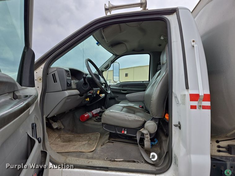 image for item EC4018 2003 Ford F750 Super Duty XLT water truck