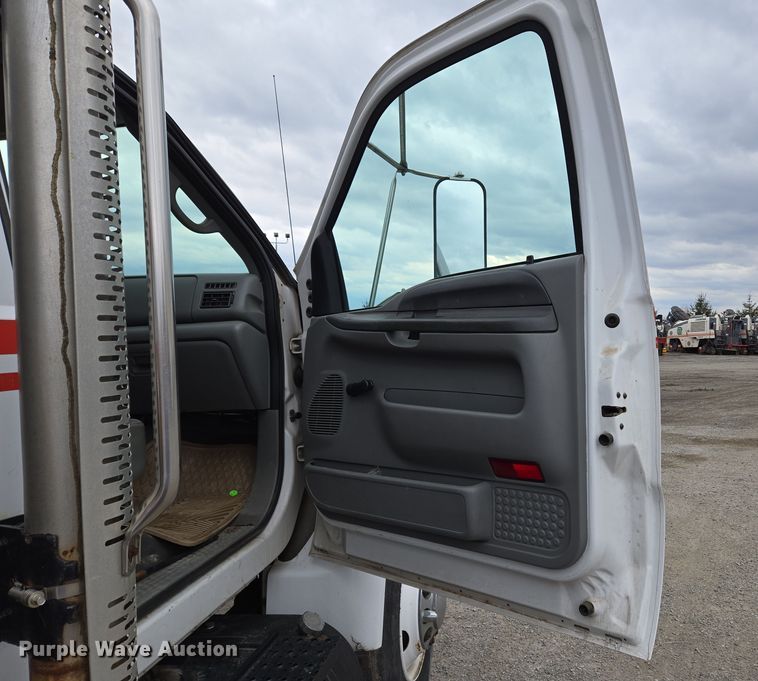 image for item EC4018 2003 Ford F750 Super Duty XLT water truck