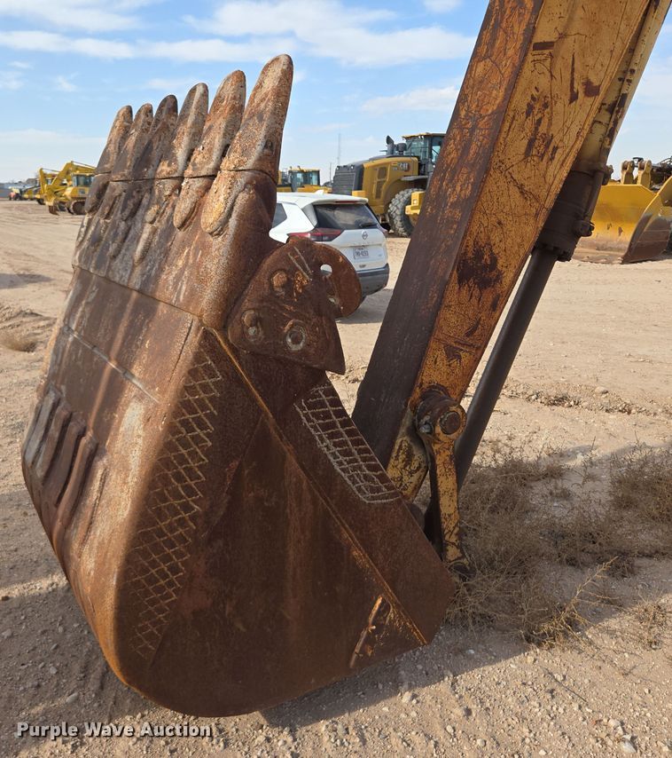 image for item ED2476 1990 Komatsu PC300LC-5L excavator