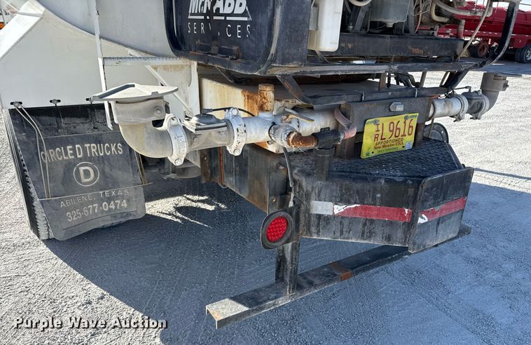 image for item ED5516 2008 Kenworth T370 pressure washer truck