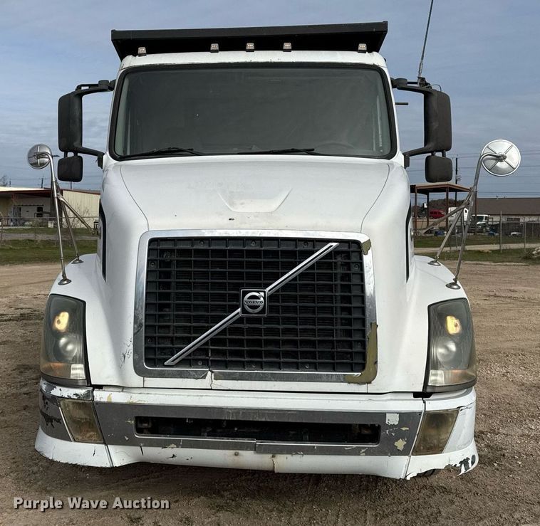 image for item ED5521 2005 Volvo VN dump truck