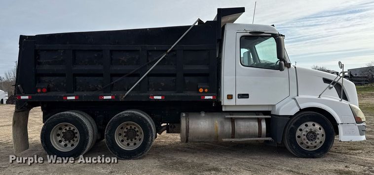image for item ED5521 2005 Volvo VN dump truck