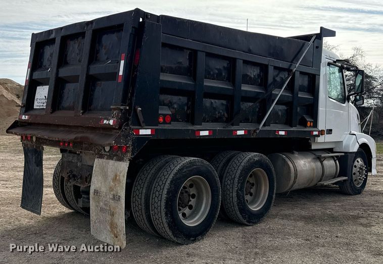 image for item ED5521 2005 Volvo VN dump truck