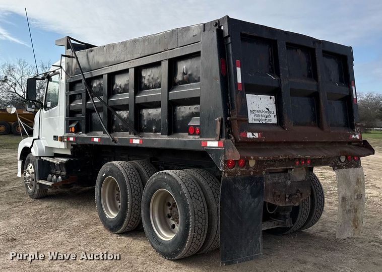 image for item ED5521 2005 Volvo VN dump truck
