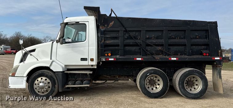 image for item ED5521 2005 Volvo VN dump truck