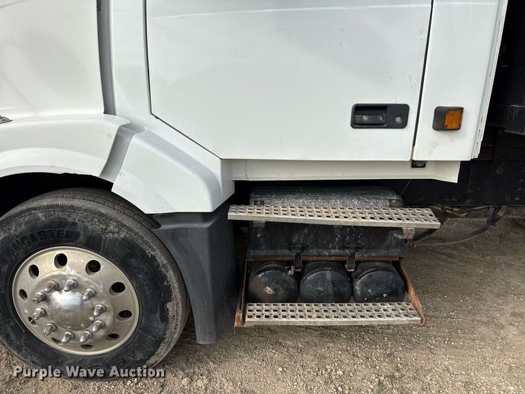 image for item ED5521 2005 Volvo VN dump truck