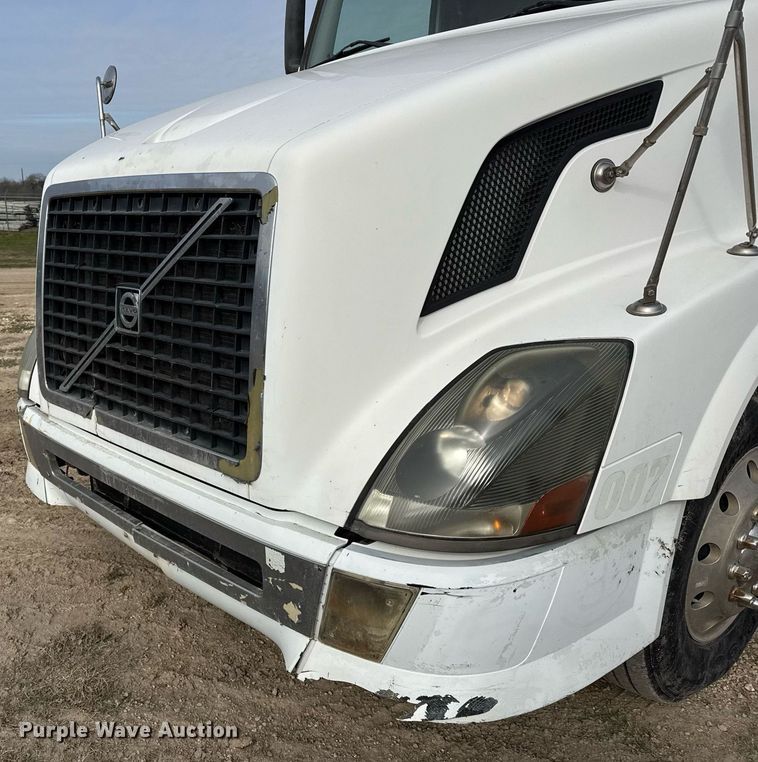 image for item ED5521 2005 Volvo VN dump truck