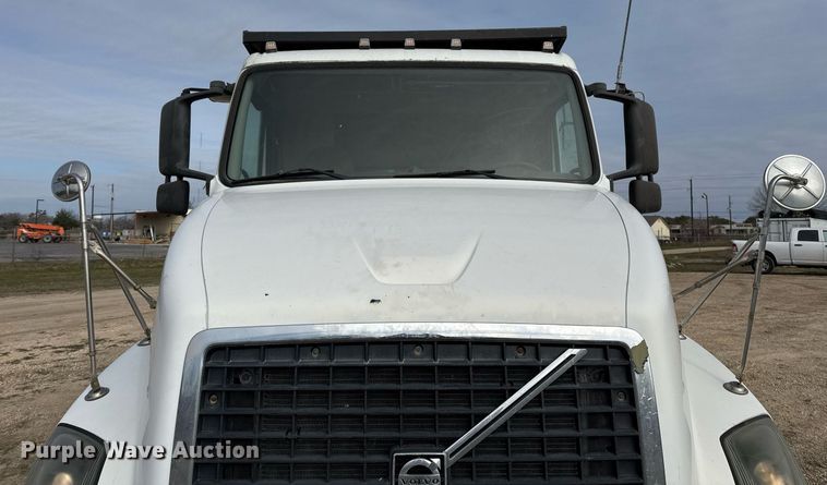 image for item ED5521 2005 Volvo VN dump truck