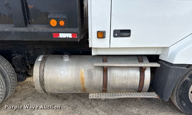 image for item ED5521 2005 Volvo VN dump truck