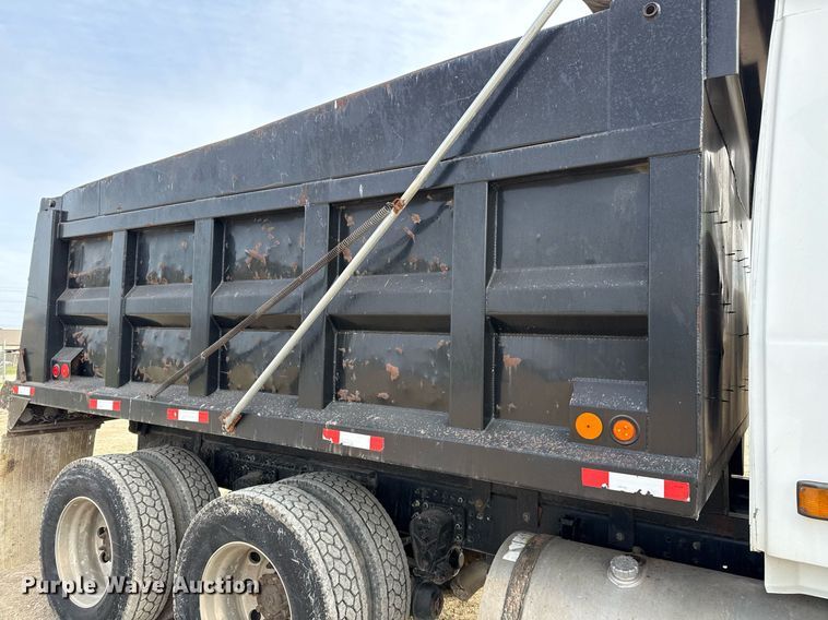 image for item ED5521 2005 Volvo VN dump truck