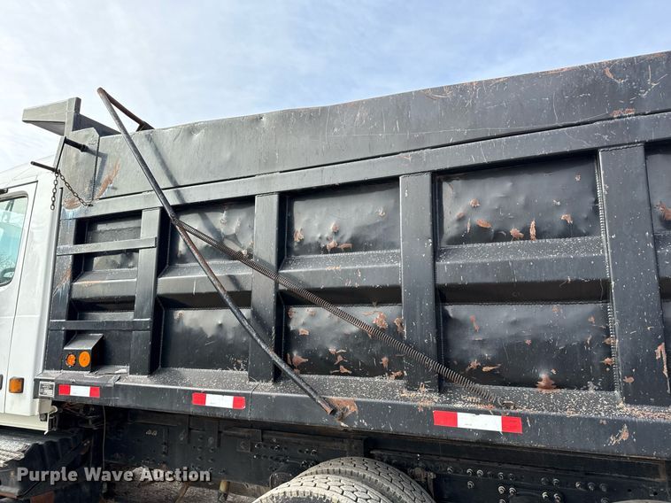 image for item ED5521 2005 Volvo VN dump truck