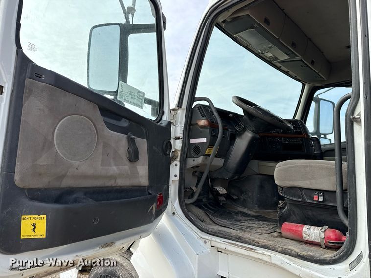 image for item ED5521 2005 Volvo VN dump truck