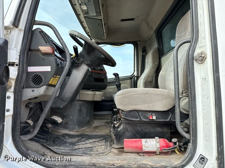 image for item ED5521 2005 Volvo VN dump truck