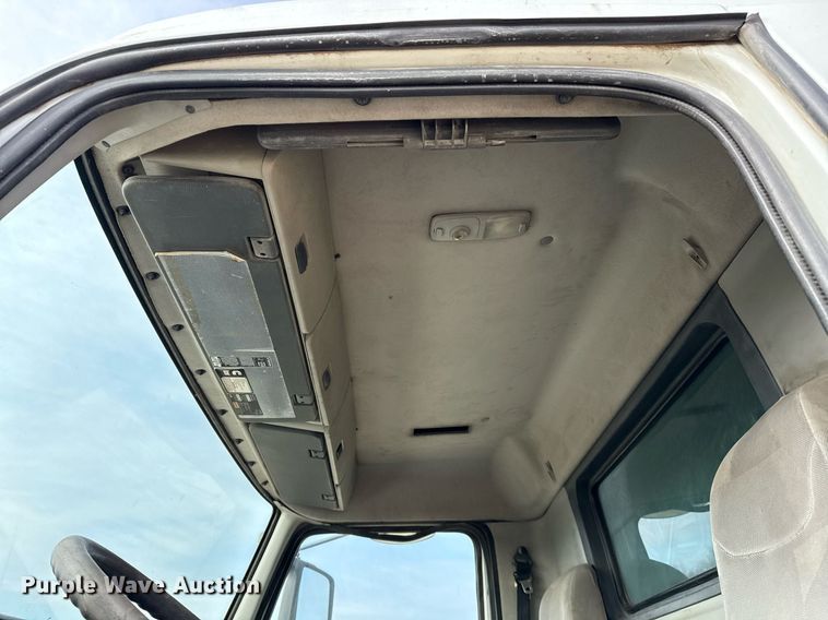 image for item ED5521 2005 Volvo VN dump truck