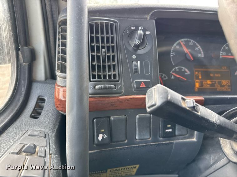 image for item ED5521 2005 Volvo VN dump truck