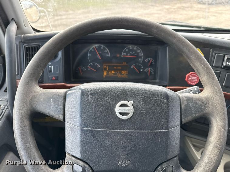 image for item ED5521 2005 Volvo VN dump truck