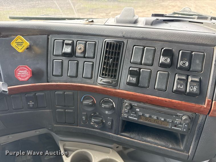 image for item ED5521 2005 Volvo VN dump truck