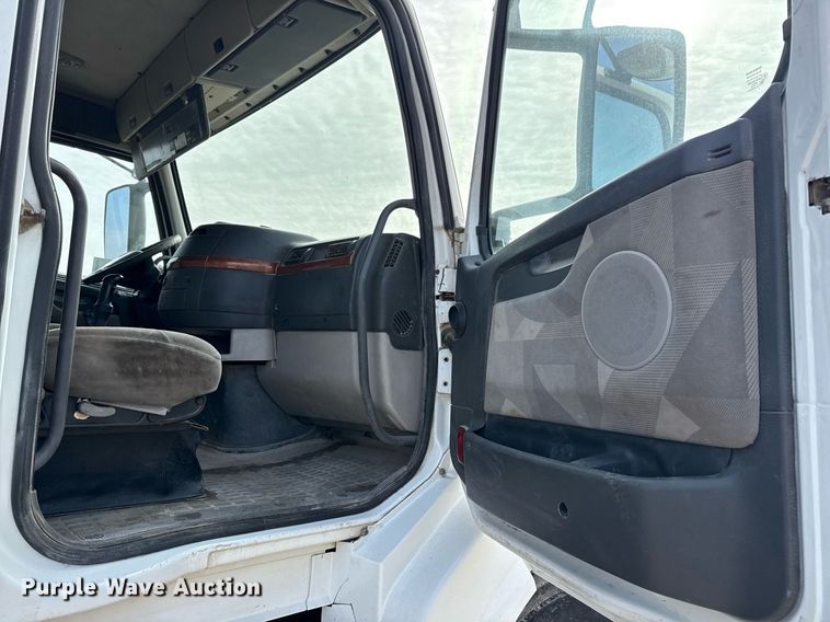 image for item ED5521 2005 Volvo VN dump truck