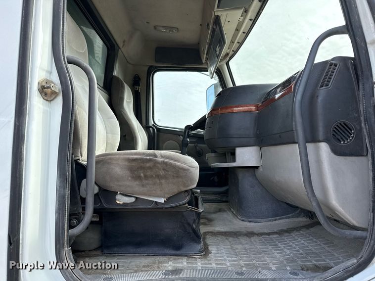 image for item ED5521 2005 Volvo VN dump truck