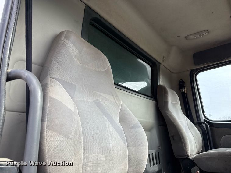 image for item ED5521 2005 Volvo VN dump truck