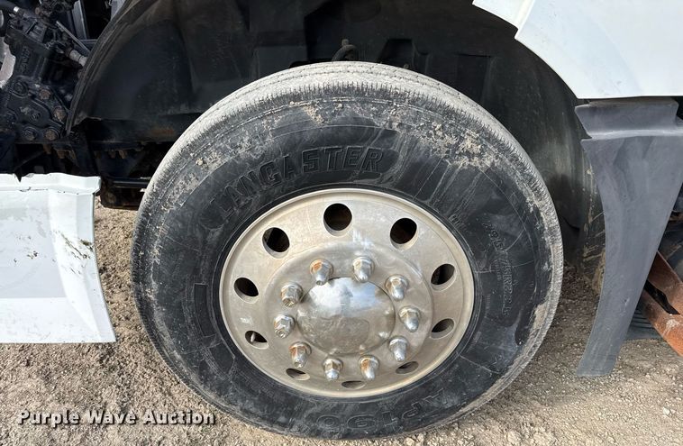 image for item ED5521 2005 Volvo VN dump truck